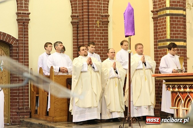 Zdjęcie w galerii na portalu naszraciborz.pl: W kościele pw. św. Mikołaja ksiądz biskup Andrzej Czaja poświęcił nowy ołtarz wiadomości z regionu