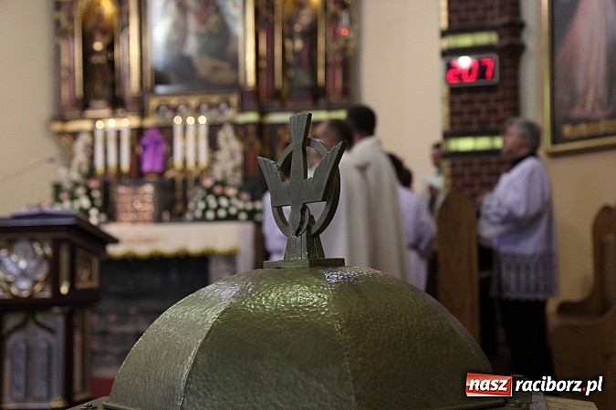 Zdjęcie w galerii na portalu naszraciborz.pl: W kościele pw. św. Mikołaja ksiądz biskup Andrzej Czaja poświęcił nowy ołtarz wiadomości z regionu