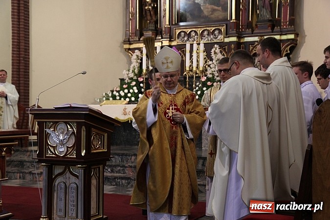 Zdjęcie w galerii na portalu naszraciborz.pl: W kościele pw. św. Mikołaja ksiądz biskup Andrzej Czaja poświęcił nowy ołtarz wiadomości z regionu