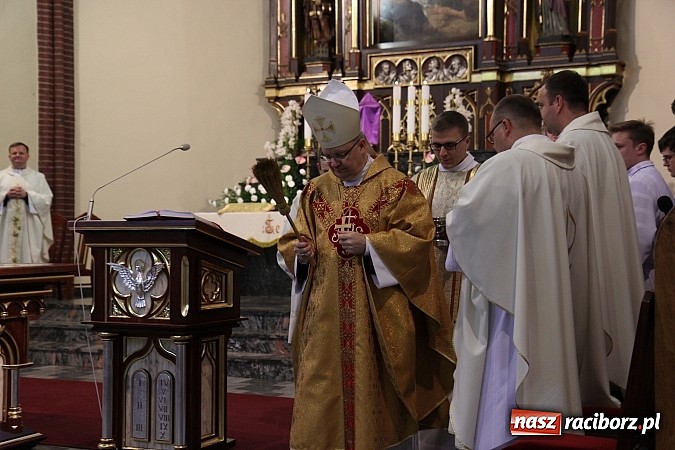 Zdjęcie w galerii na portalu naszraciborz.pl: W kościele pw. św. Mikołaja ksiądz biskup Andrzej Czaja poświęcił nowy ołtarz wiadomości z regionu
