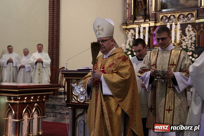 Zdjęcie w galerii na portalu naszraciborz.pl: W kościele pw. św. Mikołaja ksiądz biskup Andrzej Czaja poświęcił nowy ołtarz wiadomości z regionu