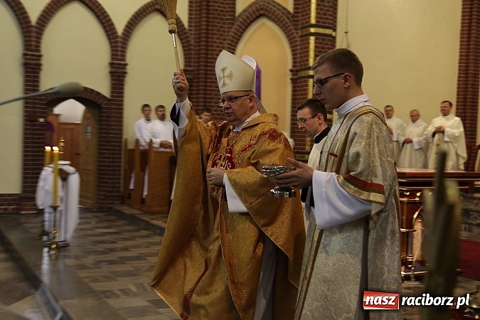 Zdjęcie w galerii na portalu naszraciborz.pl: W kościele pw. św. Mikołaja ksiądz biskup Andrzej Czaja poświęcił nowy ołtarz wiadomości z regionu