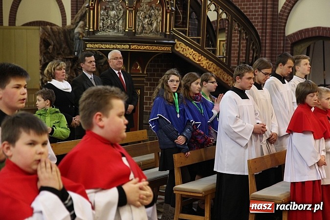 Zdjęcie w galerii na portalu naszraciborz.pl: W kościele pw. św. Mikołaja ksiądz biskup Andrzej Czaja poświęcił nowy ołtarz wiadomości z regionu