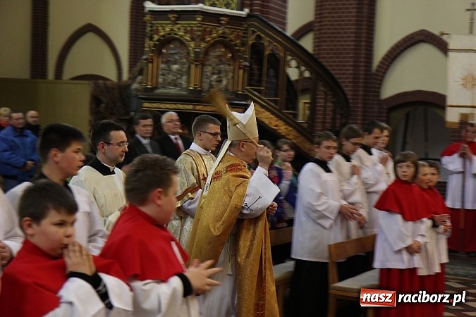 Zdjęcie w galerii na portalu naszraciborz.pl: W kościele pw. św. Mikołaja ksiądz biskup Andrzej Czaja poświęcił nowy ołtarz wiadomości z regionu