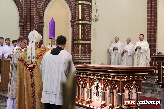 Zdjęcie w galerii na portalu naszraciborz.pl: W kościele pw. św. Mikołaja ksiądz biskup Andrzej Czaja poświęcił nowy ołtarz wiadomości z regionu