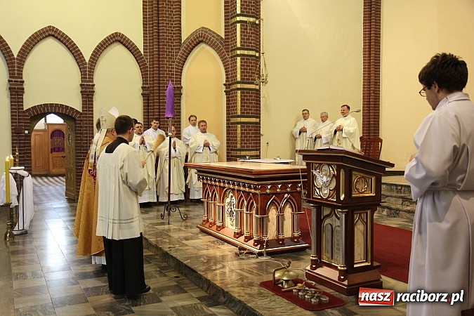 Zdjęcie w galerii na portalu naszraciborz.pl: W kościele pw. św. Mikołaja ksiądz biskup Andrzej Czaja poświęcił nowy ołtarz wiadomości z regionu