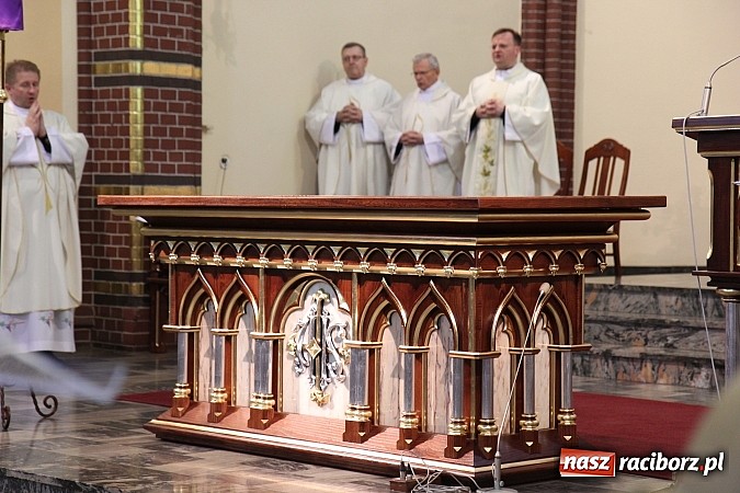 Zdjęcie w galerii na portalu naszraciborz.pl: W kościele pw. św. Mikołaja ksiądz biskup Andrzej Czaja poświęcił nowy ołtarz wiadomości z regionu