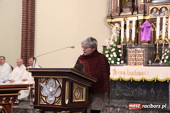 Zdjęcie w galerii na portalu naszraciborz.pl: W kościele pw. św. Mikołaja ksiądz biskup Andrzej Czaja poświęcił nowy ołtarz wiadomości z regionu