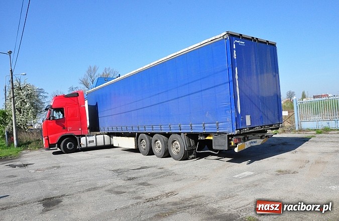Zdjęcie w galerii na portalu naszraciborz.pl: Na 1 Maja BMW wjechało w tył naczepy TIR-a wiadomości z regionu
