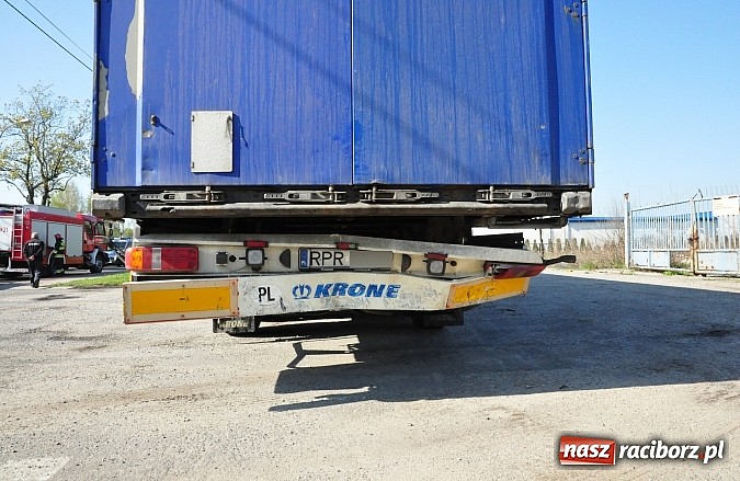 Zdjęcie w galerii na portalu naszraciborz.pl: Na 1 Maja BMW wjechało w tył naczepy TIR-a wiadomości z regionu