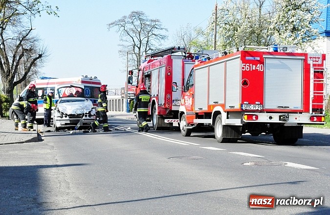 Zdjęcie w galerii na portalu naszraciborz.pl: Na 1 Maja BMW wjechało w tył naczepy TIR-a wiadomości z regionu