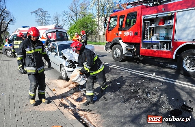 Zdjęcie w galerii na portalu naszraciborz.pl: Na 1 Maja BMW wjechało w tył naczepy TIR-a wiadomości z regionu
