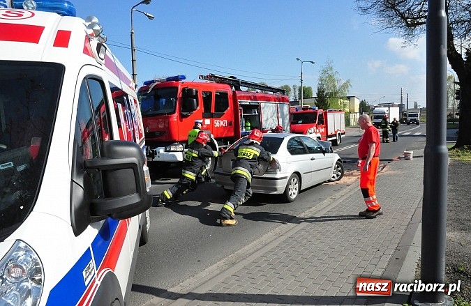 Zdjęcie w galerii na portalu naszraciborz.pl: Na 1 Maja BMW wjechało w tył naczepy TIR-a wiadomości z regionu