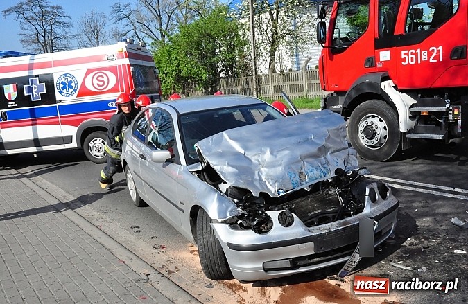 Zdjęcie w galerii na portalu naszraciborz.pl: Na 1 Maja BMW wjechało w tył naczepy TIR-a wiadomości z regionu