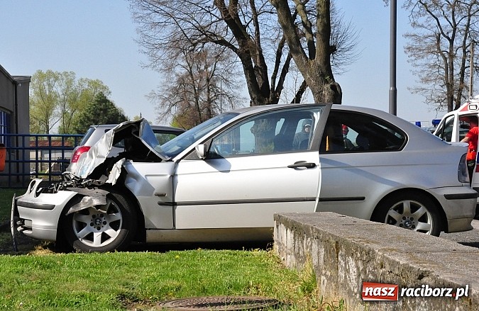 Zdjęcie w galerii na portalu naszraciborz.pl: Na 1 Maja BMW wjechało w tył naczepy TIR-a wiadomości z regionu