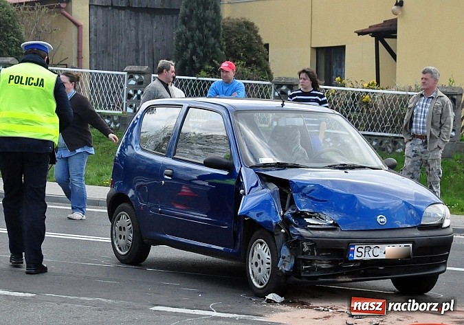 Zdjęcie w galerii na portalu naszraciborz.pl: Feralne skrzyżowanie w Tworkowie. Czwarta kraksa w tym miejscu w tym roku! wiadomości z regionu