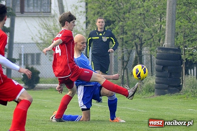 Zdjęcie w galerii na portalu naszraciborz.pl: Samobój i trzy karne w meczu Krzyżanowic z Rakowem Częstochowa wiadomości z regionu