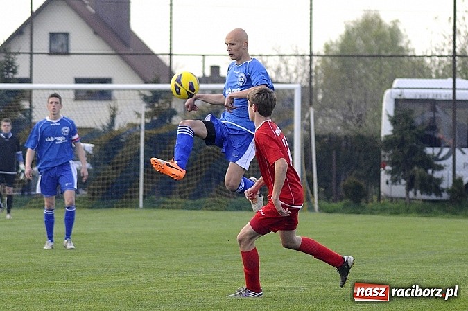 Zdjęcie w galerii na portalu naszraciborz.pl: Samobój i trzy karne w meczu Krzyżanowic z Rakowem Częstochowa wiadomości z regionu