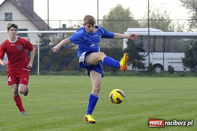 Zdjęcie w galerii na portalu naszraciborz.pl: Samobój i trzy karne w meczu Krzyżanowic z Rakowem Częstochowa wiadomości z regionu