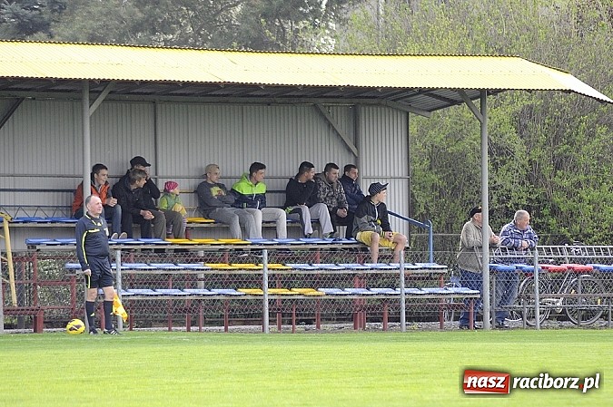 Zdjęcie w galerii na portalu naszraciborz.pl: Samobój i trzy karne w meczu Krzyżanowic z Rakowem Częstochowa wiadomości z regionu