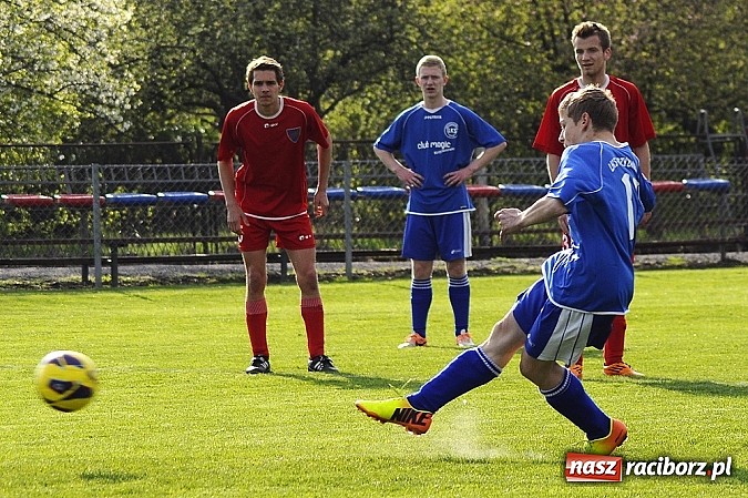 Zdjęcie w galerii na portalu naszraciborz.pl: Samobój i trzy karne w meczu Krzyżanowic z Rakowem Częstochowa wiadomości z regionu