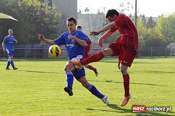 Zdjęcie w galerii na portalu naszraciborz.pl: Samobój i trzy karne w meczu Krzyżanowic z Rakowem Częstochowa wiadomości z regionu