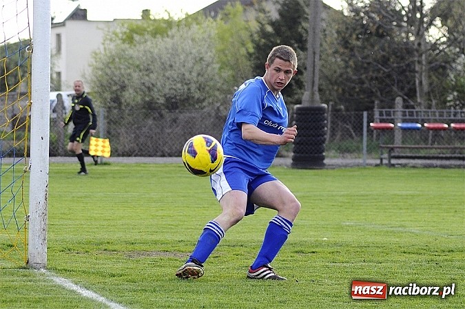 Zdjęcie w galerii na portalu naszraciborz.pl: Samobój i trzy karne w meczu Krzyżanowic z Rakowem Częstochowa wiadomości z regionu