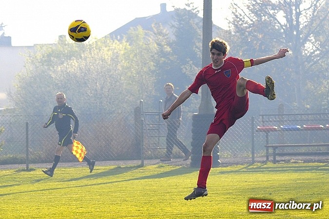 Zdjęcie w galerii na portalu naszraciborz.pl: Samobój i trzy karne w meczu Krzyżanowic z Rakowem Częstochowa wiadomości z regionu