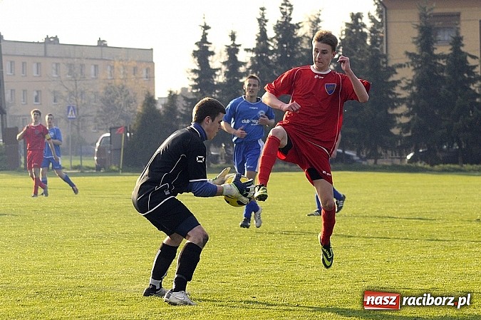 Zdjęcie w galerii na portalu naszraciborz.pl: Samobój i trzy karne w meczu Krzyżanowic z Rakowem Częstochowa wiadomości z regionu
