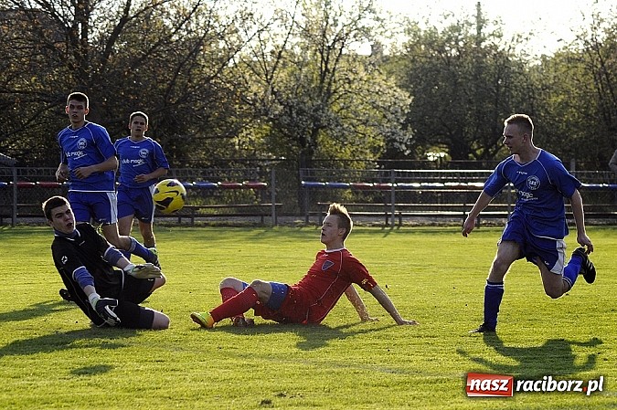 Zdjęcie w galerii na portalu naszraciborz.pl: Samobój i trzy karne w meczu Krzyżanowic z Rakowem Częstochowa wiadomości z regionu