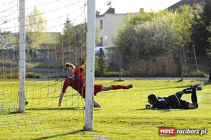 Zdjęcie w galerii na portalu naszraciborz.pl: Samobój i trzy karne w meczu Krzyżanowic z Rakowem Częstochowa wiadomości z regionu