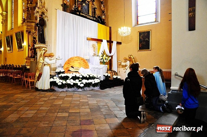 Zdjęcie w galerii na portalu naszraciborz.pl: U Bożego Grobu w kościołach naszego powiatu wiadomości z regionu