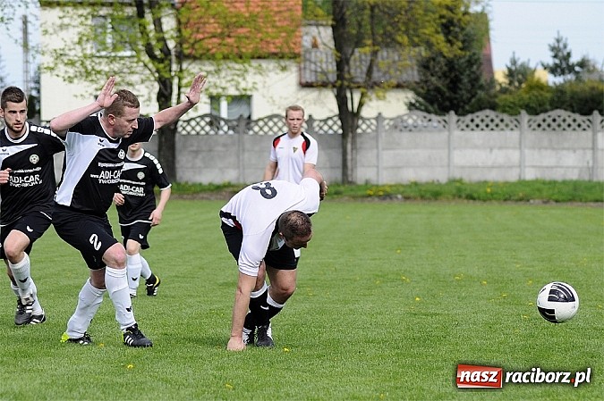 Zdjęcie w galerii na portalu naszraciborz.pl: A klasa: Wicelider z Tworkowa bezlitosny dla Czarnych Gorzyce wiadomości z regionu