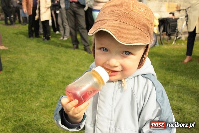 Zdjęcie w galerii na portalu naszraciborz.pl: Wielkanocne spotkanie w farskim ogrodzie wiadomości z regionu