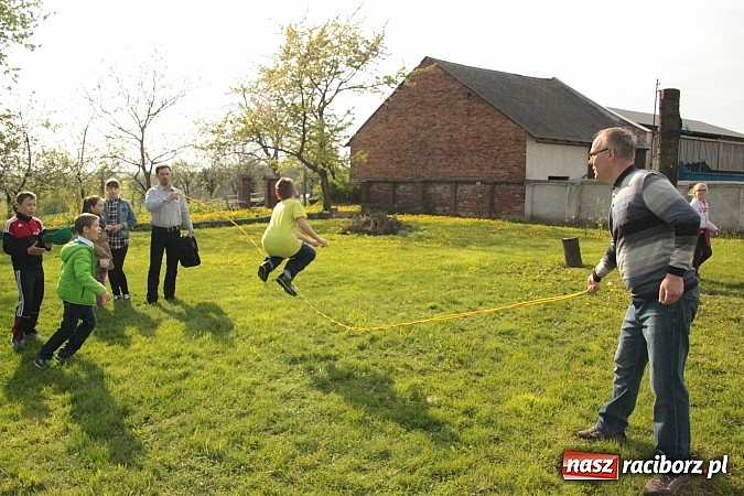 Zdjęcie w galerii na portalu naszraciborz.pl: Wielkanocne spotkanie w farskim ogrodzie wiadomości z regionu