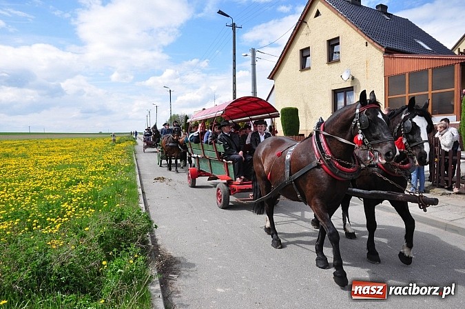 Zdjęcie w galerii na portalu naszraciborz.pl: Rekordowa procesja w Raciborzu-Sudole. Premier Jerzy Buzek na czele wiadomości z regionu