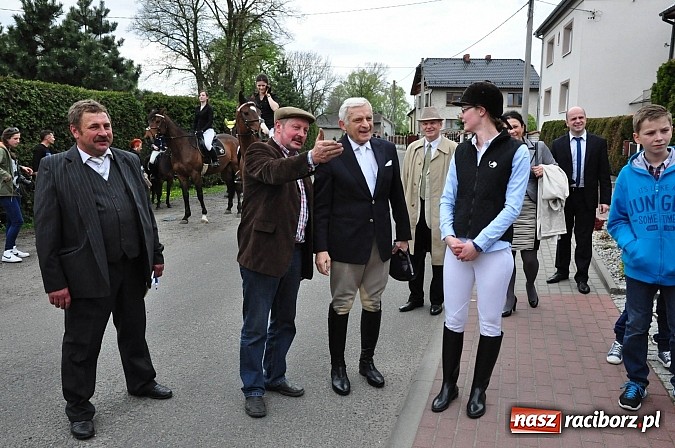 Zdjęcie w galerii na portalu naszraciborz.pl: Rekordowa procesja w Raciborzu-Sudole. Premier Jerzy Buzek na czele wiadomości z regionu