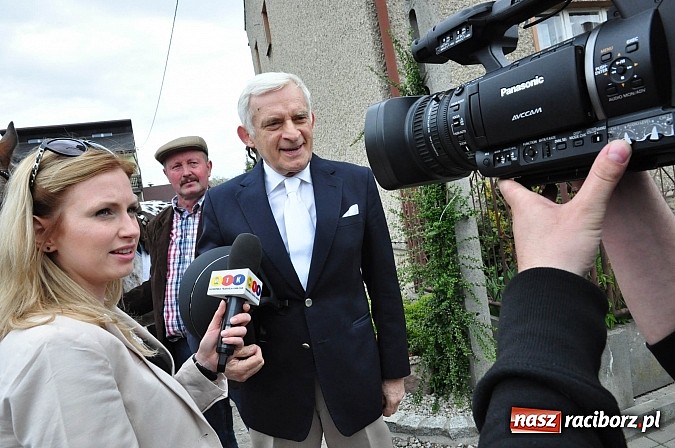 Zdjęcie w galerii na portalu naszraciborz.pl: Rekordowa procesja w Raciborzu-Sudole. Premier Jerzy Buzek na czele wiadomości z regionu