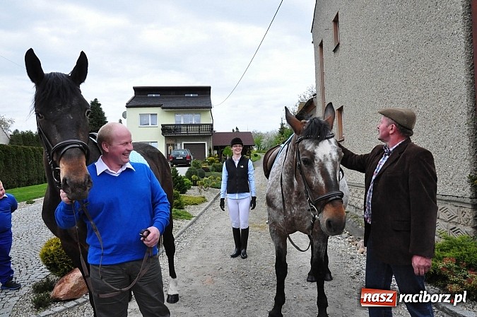 Zdjęcie w galerii na portalu naszraciborz.pl: Rekordowa procesja w Raciborzu-Sudole. Premier Jerzy Buzek na czele wiadomości z regionu