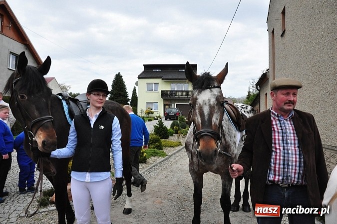 Zdjęcie w galerii na portalu naszraciborz.pl: Rekordowa procesja w Raciborzu-Sudole. Premier Jerzy Buzek na czele wiadomości z regionu