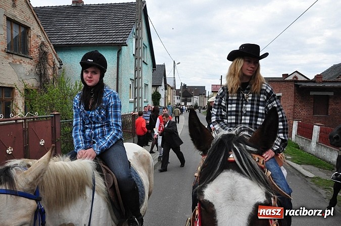 Zdjęcie w galerii na portalu naszraciborz.pl: Rekordowa procesja w Raciborzu-Sudole. Premier Jerzy Buzek na czele wiadomości z regionu