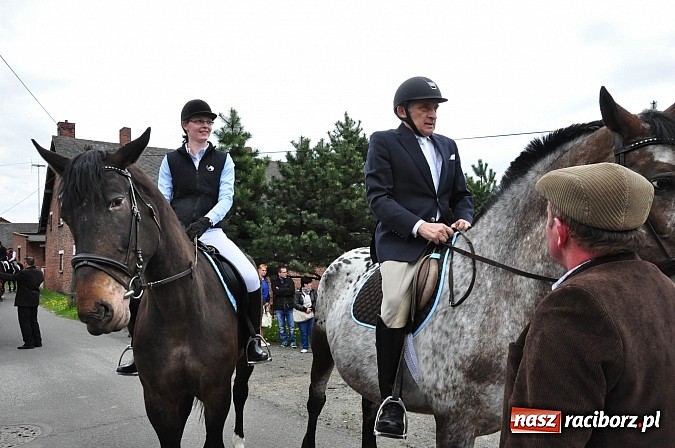 Zdjęcie w galerii na portalu naszraciborz.pl: Rekordowa procesja w Raciborzu-Sudole. Premier Jerzy Buzek na czele wiadomości z regionu