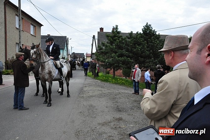 Zdjęcie w galerii na portalu naszraciborz.pl: Rekordowa procesja w Raciborzu-Sudole. Premier Jerzy Buzek na czele wiadomości z regionu