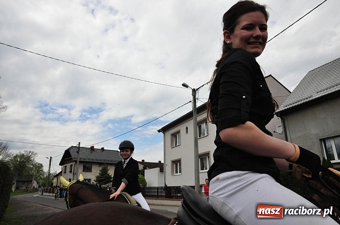 Zdjęcie w galerii na portalu naszraciborz.pl: Rekordowa procesja w Raciborzu-Sudole. Premier Jerzy Buzek na czele wiadomości z regionu
