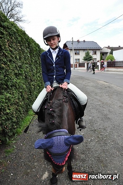 Zdjęcie w galerii na portalu naszraciborz.pl: Rekordowa procesja w Raciborzu-Sudole. Premier Jerzy Buzek na czele wiadomości z regionu