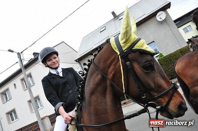 Zdjęcie w galerii na portalu naszraciborz.pl: Rekordowa procesja w Raciborzu-Sudole. Premier Jerzy Buzek na czele wiadomości z regionu