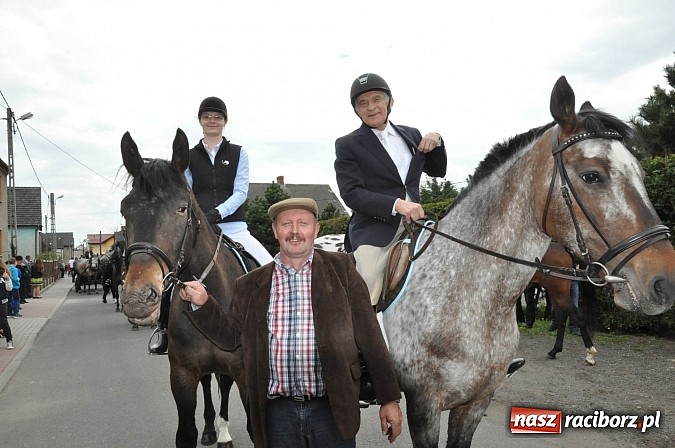 Zdjęcie w galerii na portalu naszraciborz.pl: Rekordowa procesja w Raciborzu-Sudole. Premier Jerzy Buzek na czele wiadomości z regionu