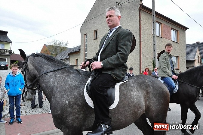 Zdjęcie w galerii na portalu naszraciborz.pl: Rekordowa procesja w Raciborzu-Sudole. Premier Jerzy Buzek na czele wiadomości z regionu