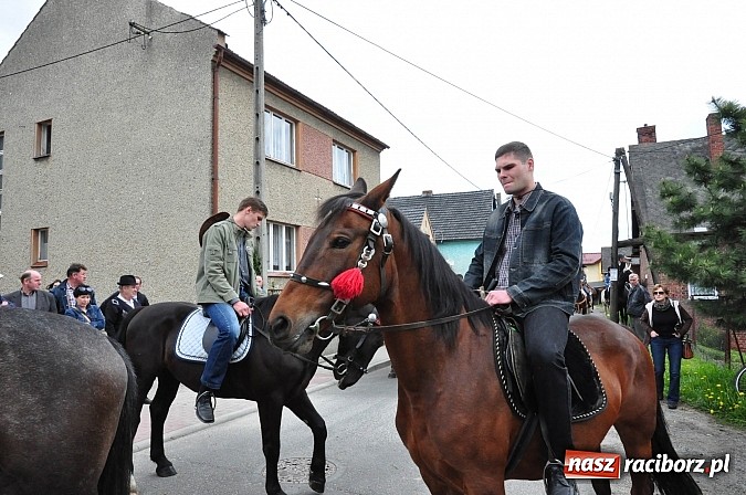 Zdjęcie w galerii na portalu naszraciborz.pl: Rekordowa procesja w Raciborzu-Sudole. Premier Jerzy Buzek na czele wiadomości z regionu