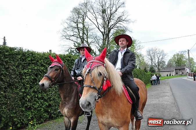 Zdjęcie w galerii na portalu naszraciborz.pl: Rekordowa procesja w Raciborzu-Sudole. Premier Jerzy Buzek na czele wiadomości z regionu